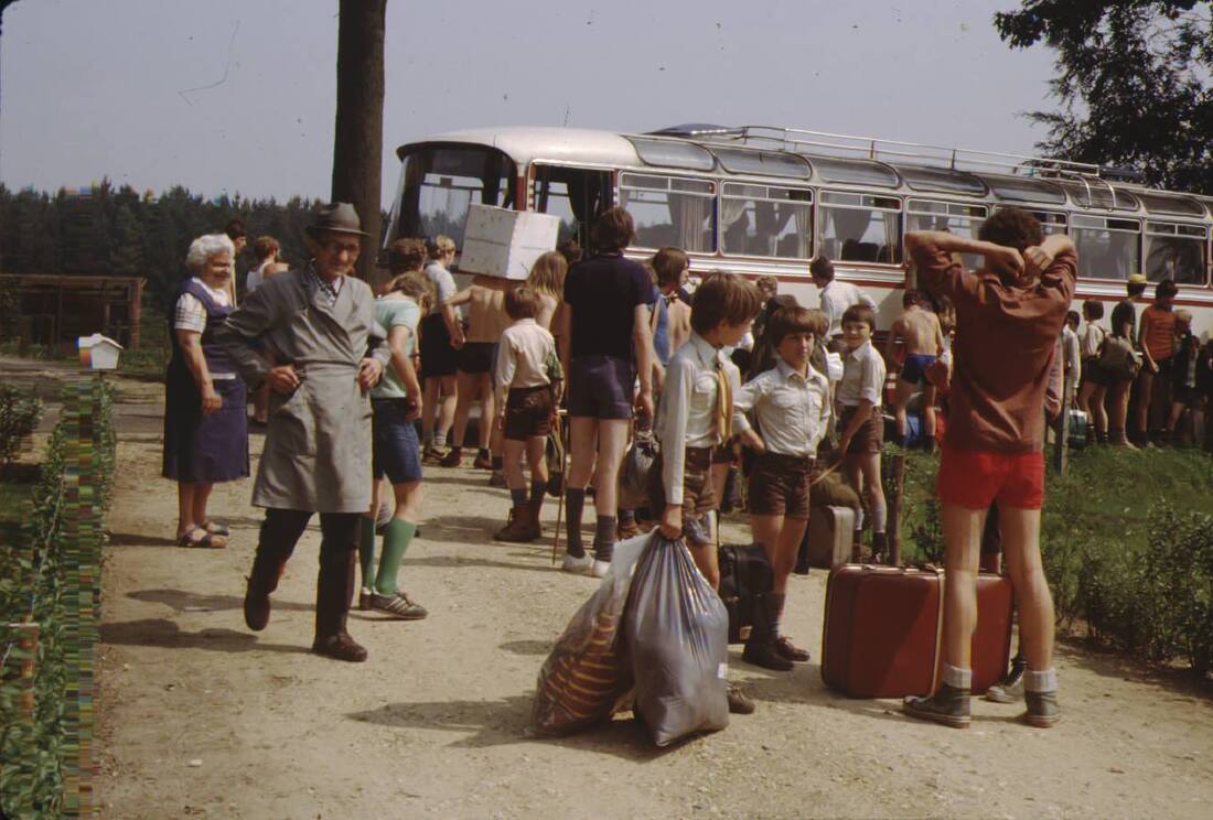 Foto van leden die toekomen op de kampplaats in Zutendaal in het jaar 1980.